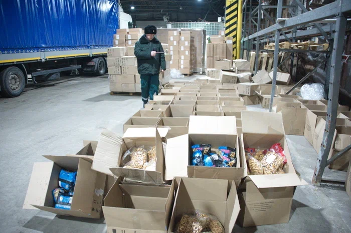 Смоленские таможенники нашли почти 500 тысяч пачек нелегальных сигарет в фуре, перевозившей просроченные сушки – фото
